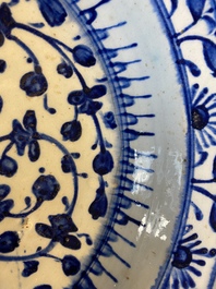 Un plat en c&eacute;ramique d'Iznik en bleu et blanc &agrave; d&eacute;cor floral, Turquie, fin du 16&egrave;me